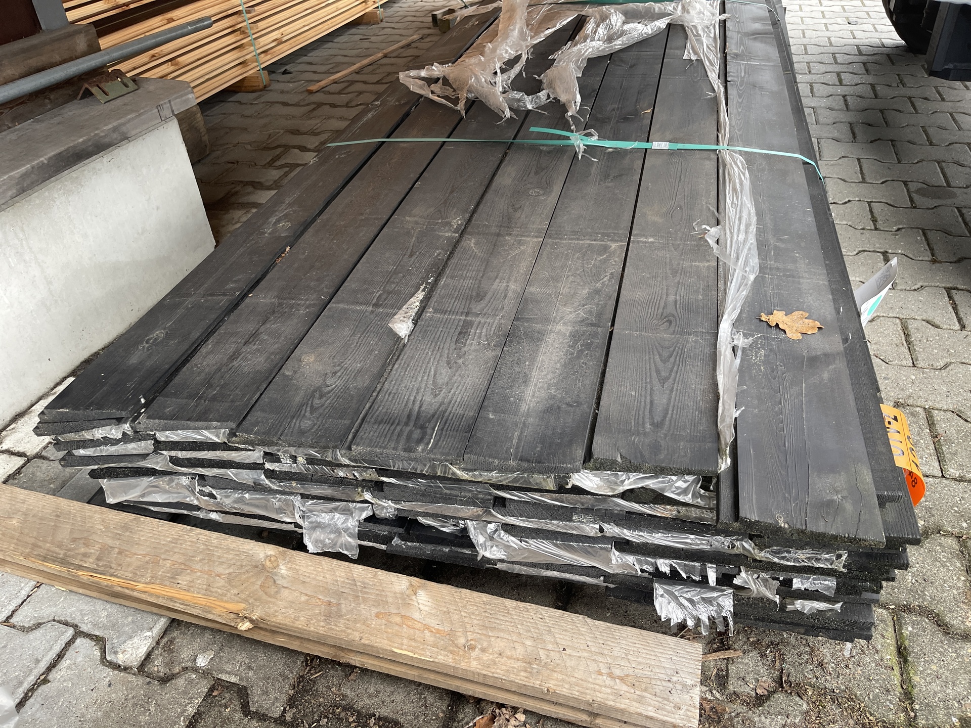 Ca. 98x Douglas Zweeds Rabat Zwart gecoat, 18x145mm, lengte 400cm